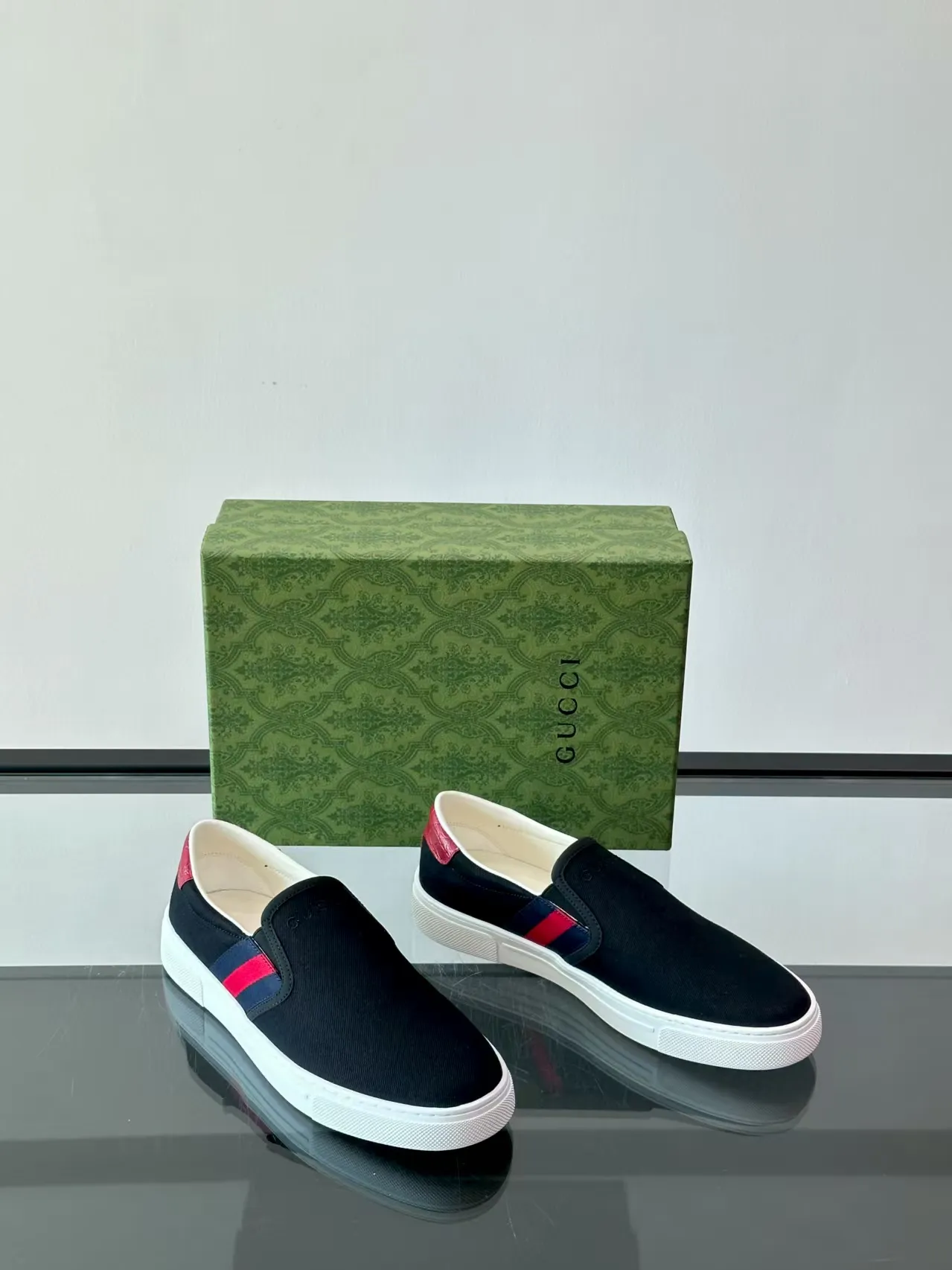 P380 new men's shoes GUCCI [Lightning] latest shoes are shipped. Original quality, fashionable, made of special materials, sheepskin lining, brand new packaging. The foot feels super comfortable and the workmanship is impeccable. Size: 38-45